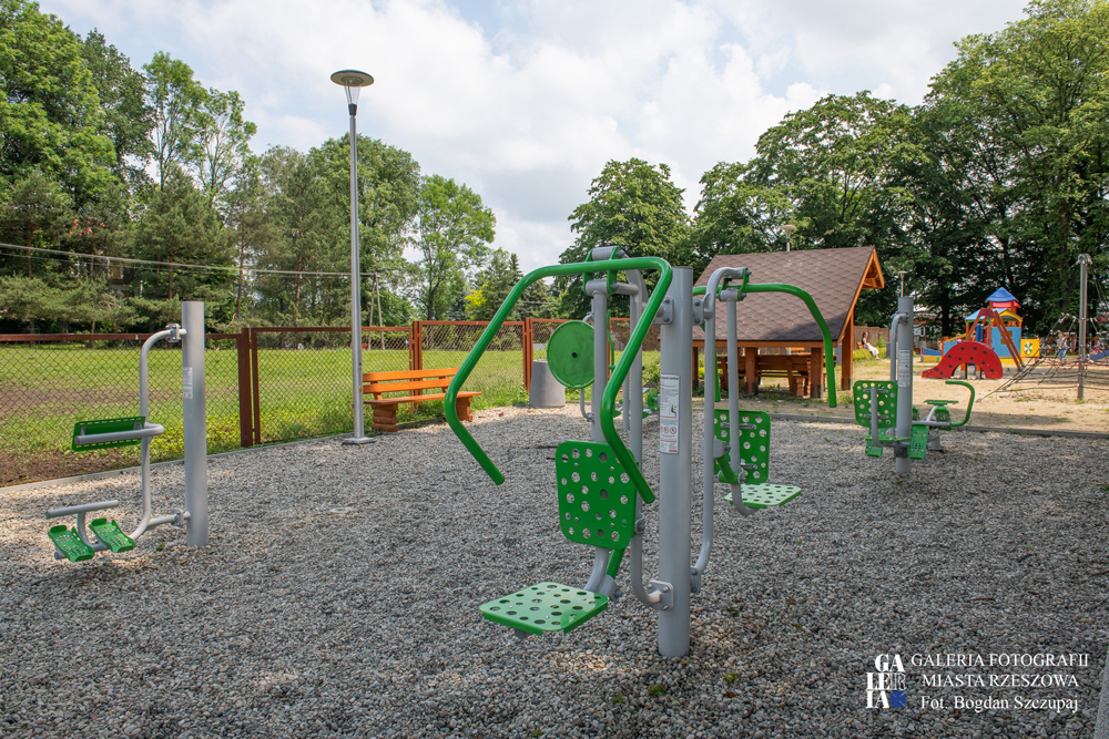 Siłownia na wolnym powietrzu w zrewitalizowanym parku na os. Miłocin